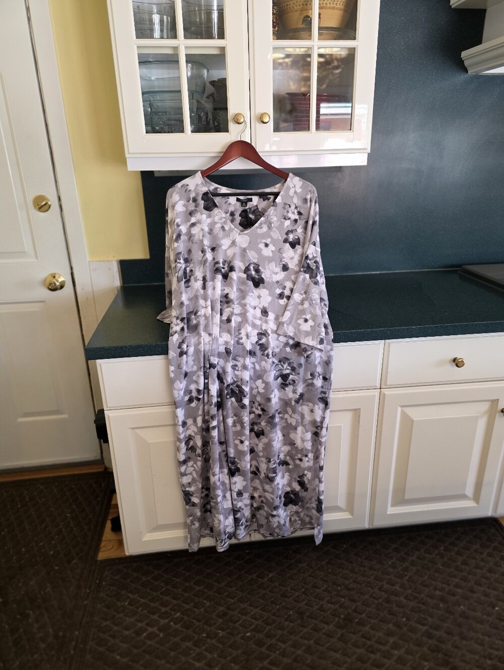 Relaxed Floral V-Neck Three Quarter Sleeve Nightgown in Gray and White